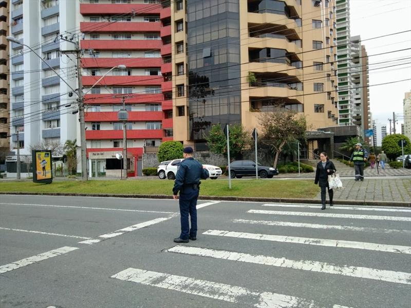 Agentes de trânsito e guardas municipais estão desenvolvendo uma ação de respeito do motorista em cruzamentos não semaforizados com faixas de pedestres. 
Curitiba, 02/09/2019.
Foto: Divulgação