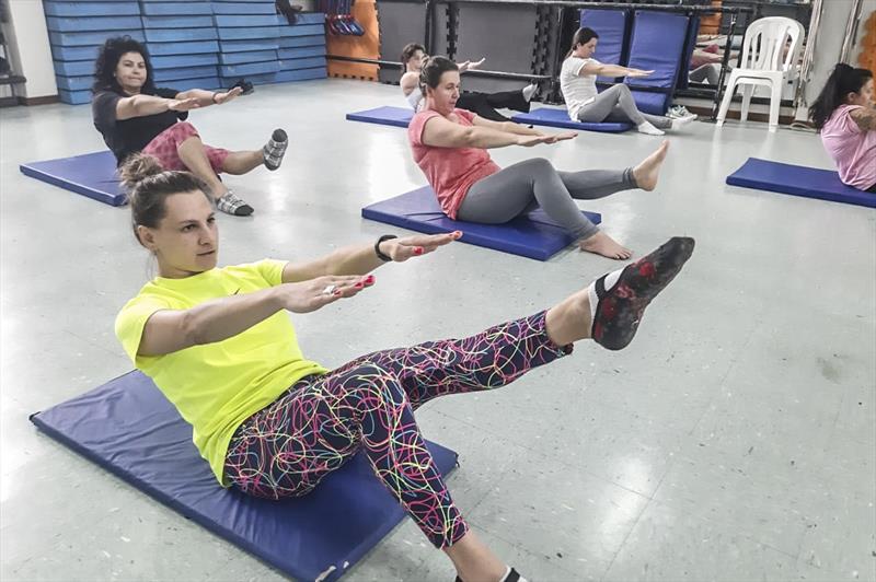 Aula de pilates no chão - como fazer, benefícios e passo a passo 