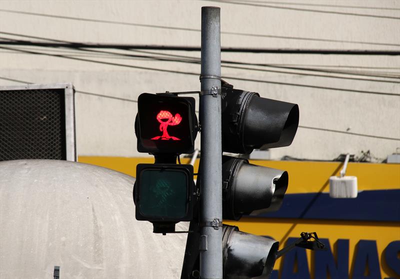 Semáforos para pedestres na região central de Curitiba amanheceram com um visual diferente nesta segunda-feira (16/9). 
Curitiba, 16/09/2019. 
Foto: Lucilia Guimarães/SMCS