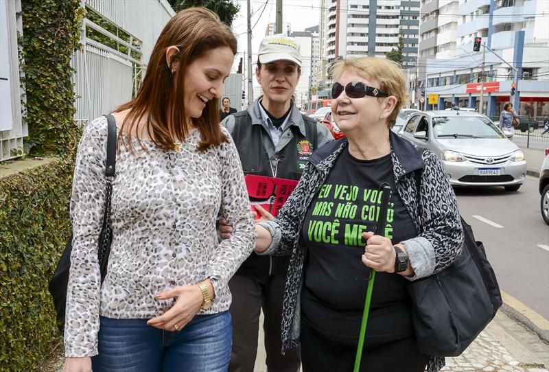 Agentes orientam sobre inclusão de pessoas com deficiência visual no trânsito. Na imagem, Rosilei Ortolan Dazzi. Curitiba, 13/09/2019.
Foto: Levy Ferreira/SMCS
