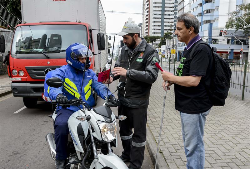 Agentes orientam sobre inclusão de pessoas com deficiência visual no trânsito. Curitiba, 13/09/2019.
Foto: Levy Ferreira/SMCS

