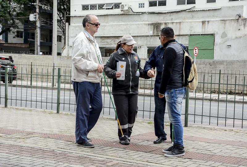 Agentes orientam sobre inclusão de pessoas com deficiência visual no trânsito. Curitiba, 13/09/2019.
Foto: Levy Ferreira/SMCS
