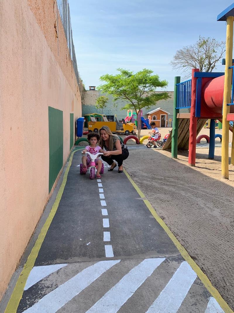 O CMEI Solitude, no Cajuru, criou uma pista de trânsito totalmente sinalizada para as crianças usarem motocas, tricilos, minibicicletas e aprenderem brincando como se comportam motoristas, motociclistas, ciclistas e pedestres.
Foto: Divulgação