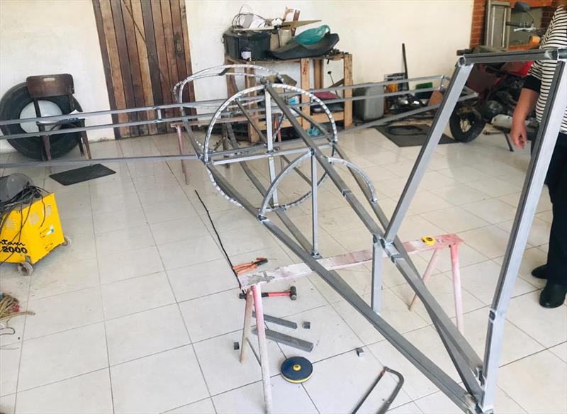 Um protótipo de avião está sendo construído pelo artesão de brinquedos Nélio Ferreira de Souza, que mora em Agudos do Sul.
Foto: Divulgação