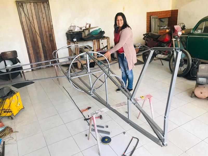Um protótipo de avião está sendo construído pelo artesão de brinquedos Nélio Ferreira de Souza, que mora em Agudos do Sul.
Foto: Divulgação