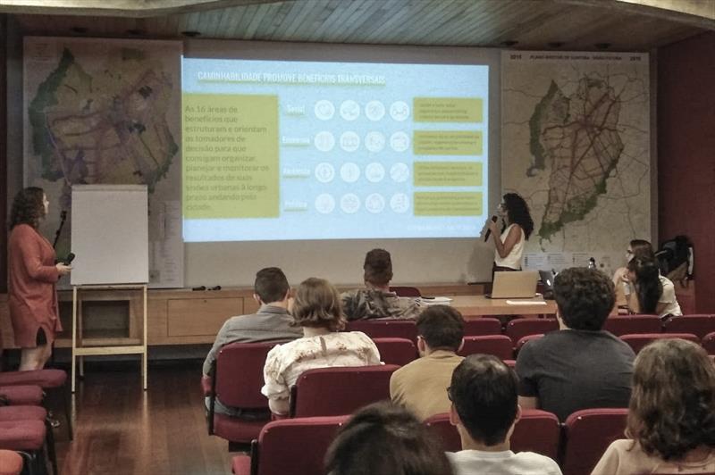 Na tarde desta terça-feira (29/10), os representantes da SampaPé apresentaram ao grupo informações dos princípios que fazem parte do índice de Caminhabilidade.
Foto: Divulgação/IPPUC
