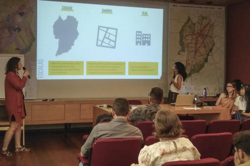 Na tarde desta terça-feira (29/10), os representantes da SampaPé apresentaram ao grupo informações dos princípios que fazem parte do índice de Caminhabilidade.
Foto: Divulgação/IPPUC