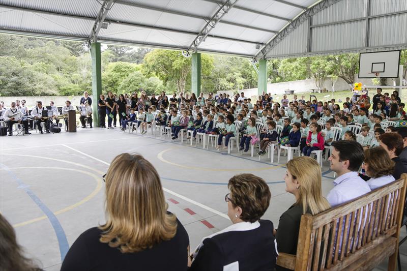 Vice-prefeito Eduardo Pimentel e a secretária da Educação, Maria Silvia Bacila, na inauguração da quadra coberta da Escola Municipal Sônia Maria Coimbra Kenski, em Santa Felicidade. Curitiba, 01/11/2019. Foto: Pedro Ribas/SMCS
