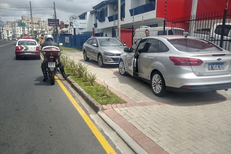 Escritório transforma calçada em estacionamento de carros - Direto