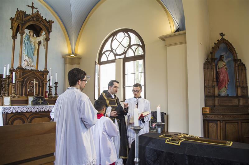 Dia de Finados é celebrado com missa em latim na Capela da Glória