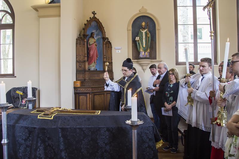 Dia de Finados é celebrado com missa em latim na Capela da Glória