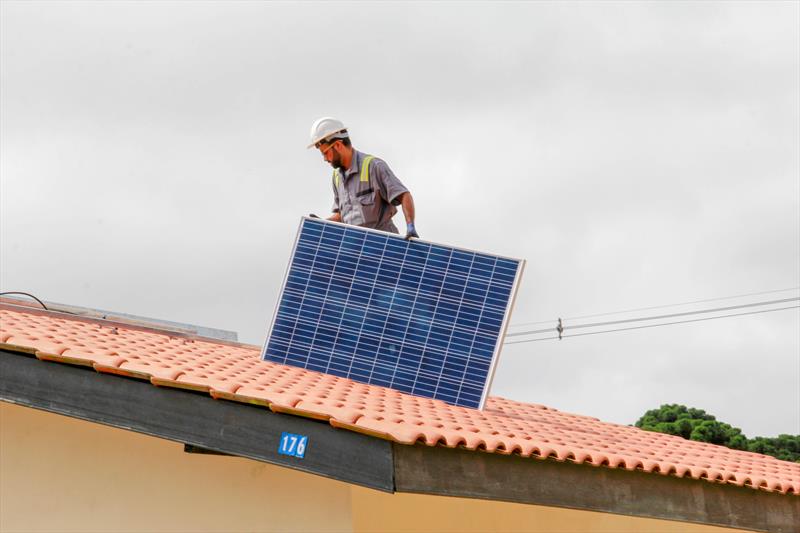 O Conjunto Moradias Faxinal, no bairro Santa Cândida, é o primeiro conjunto da Cohab Curitiba a receber kits de energia solar fotovoltaica.
Curitiba, 23/03/2018.
Foto: Rafael Silva