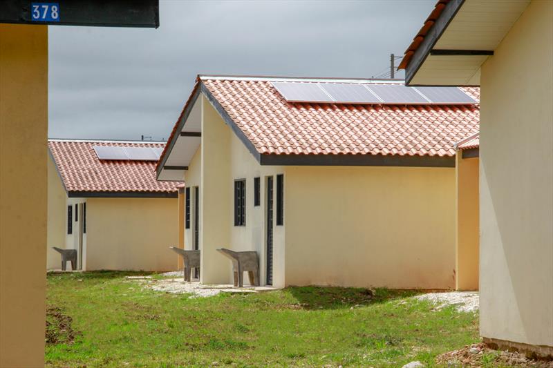 O Conjunto Moradias Faxinal, no bairro Santa Cândida, é o primeiro conjunto da Cohab Curitiba a receber kits de energia solar fotovoltaica.
Curitiba, 23/03/2018.
Foto: Rafael Silva