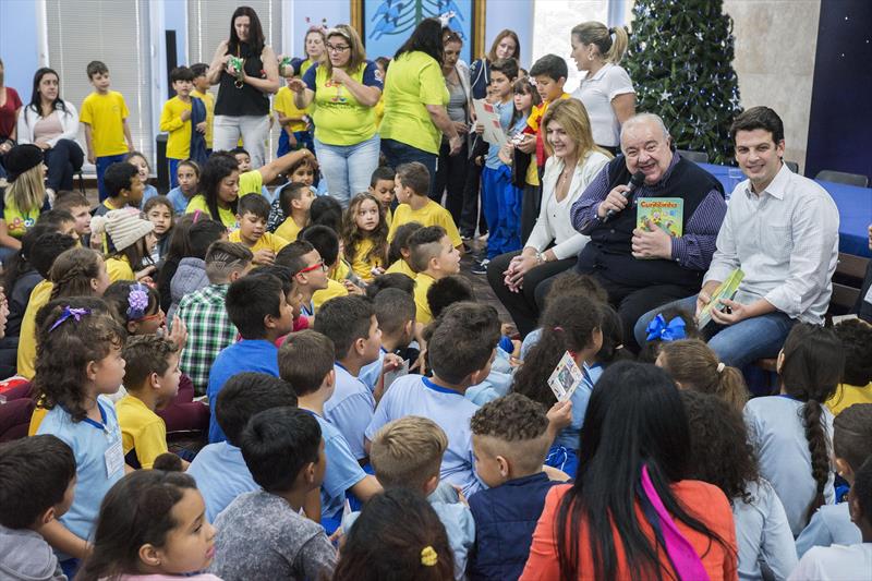 Prefeito Rafael Greca recebe visita das crianças do programa Linhas do Conhecimento.
Curitiba, 11/11/2019.
Foto: Valdecir Galor/SMCS