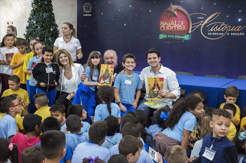 Prefeito Rafael Greca recebe visita das crianças do programa Linhas do Conhecimento.
Curitiba, 11/11/2019.
Foto: Valdecir Galor/SMCS