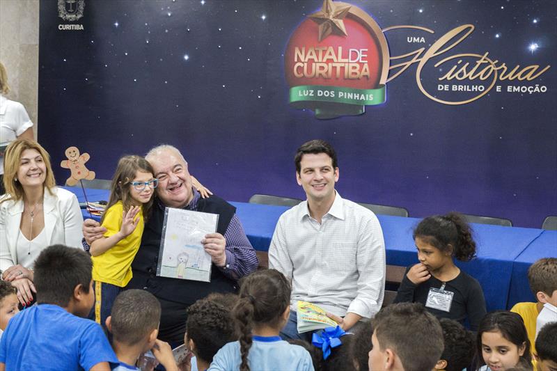 Prefeito Rafael Greca recebe visita das crianças do programa Linhas do Conhecimento.
Curitiba, 11/11/2019.
Foto: Valdecir Galor/SMCS