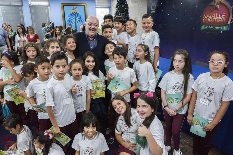 Prefeito Rafael Greca recebe visita das crianças do programa Linhas do Conhecimento.
Curitiba, 11/11/2019.
Foto: Valdecir Galor/SMCS