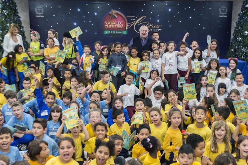 Prefeito Rafael Greca recebe visita das crianças do programa Linhas do Conhecimento.
Curitiba, 11/11/2019.
Foto: Valdecir Galor/SMCS