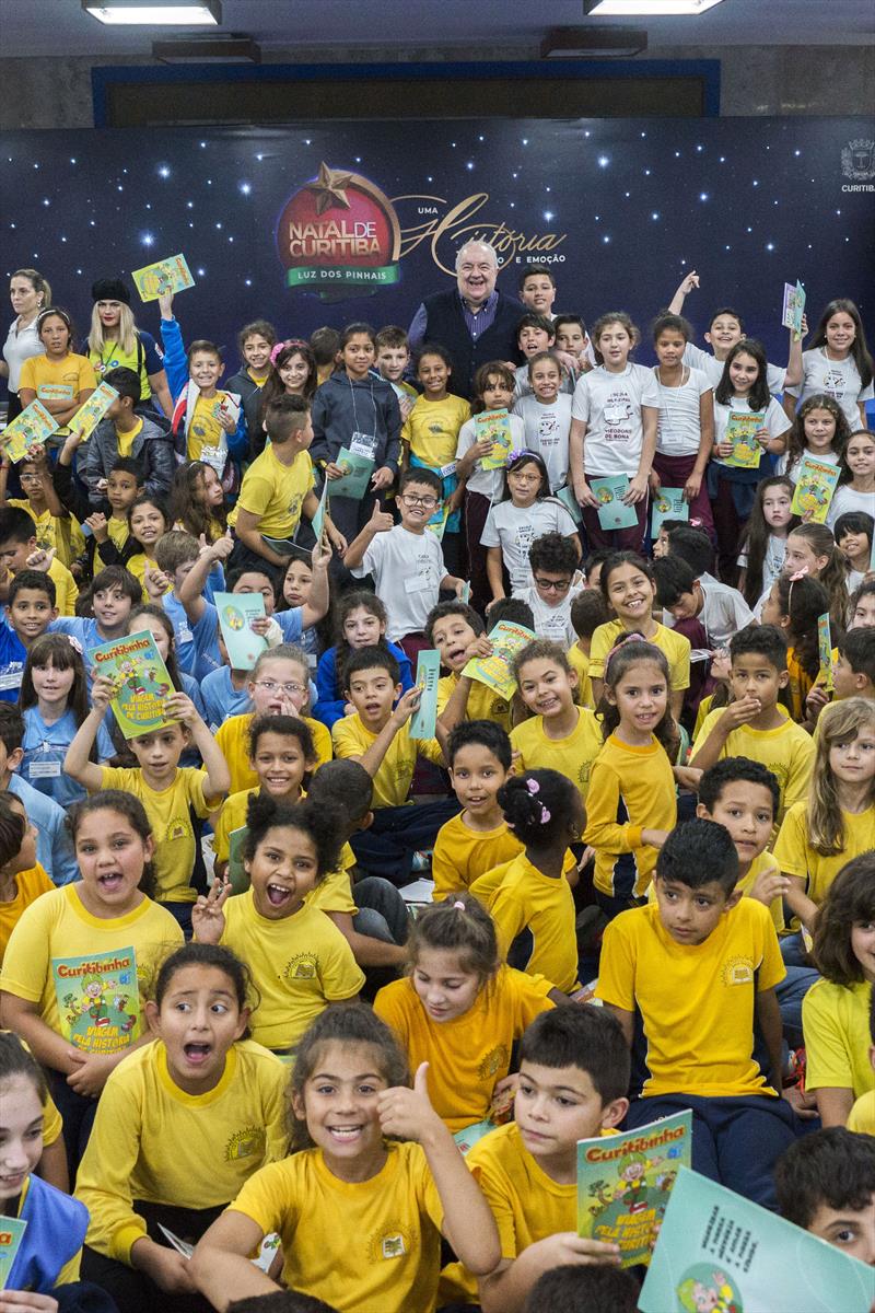 Prefeito Rafael Greca recebe visita das crianças do programa Linhas do Conhecimento.
Curitiba, 11/11/2019.
Foto: Valdecir Galor/SMCS