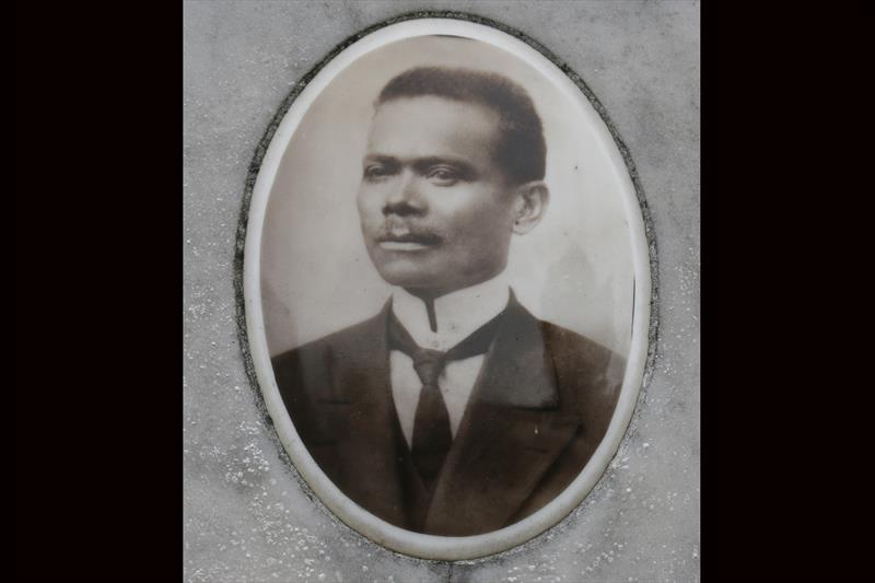 Personalidades Negras e os Clubes Operários de Curitiba é o tema da próxima visita guiada temática do Cemitério Municipal São Francisco de Paula, no São Francisco. - Na imagem, Vicente Moreira de Freitas. Foto: Clarissa Grassi