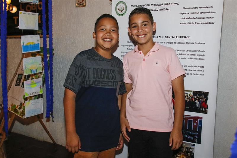 Curitibinhas lançam livro abordando a importância da preservação dos rios da cidade. - Na imagem, os estudantes Eduardo Alexandre Rodrigues, 10 anos e Gustavo Ramos da Silva, 12 anos. Curitiba, 21/11/2019. Foto: Lucilia Guimarães/SMCS