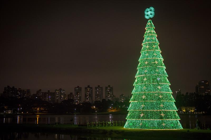 Com 22 metros, árvore de Natal do Barigui é a maior da cidade - Turismo  Curitiba