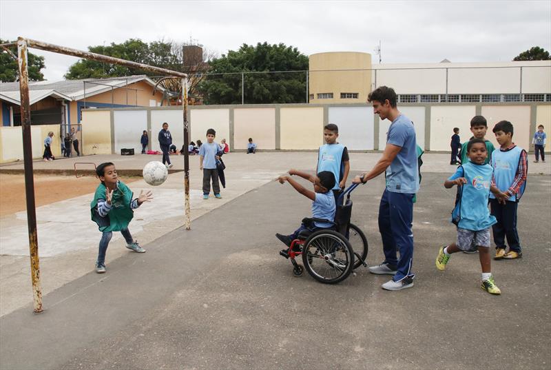 Professor inclui aluno cadeirante em jogo e vídeo viraliza.  Foto: Lucilia Guimarães/SMCS