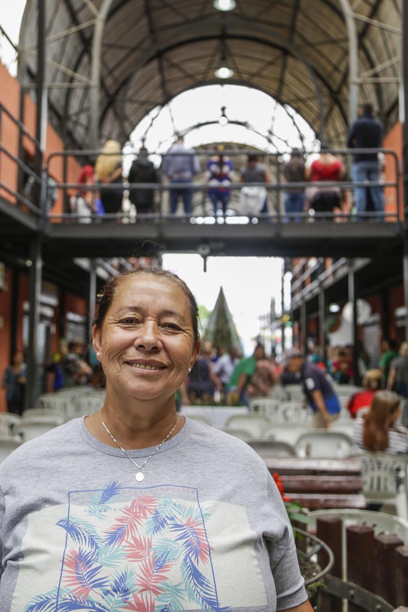 Celia Regina Gonçalves, assiste a apresentação do auto O Sentido do Natal, na Rua da Cidadania do Fazendinha. Curitiba, 04/12/2019. Foto: Pedro Ribas/SMCS