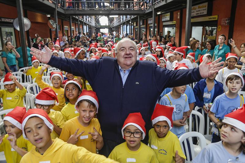 Prefeito Rafael Greca na apresentação do auto O Sentido do Natal, na Rua da Cidadania do Fazendinha. Curitiba, 04/12/2019. Foto: Pedro Ribas/SMCS