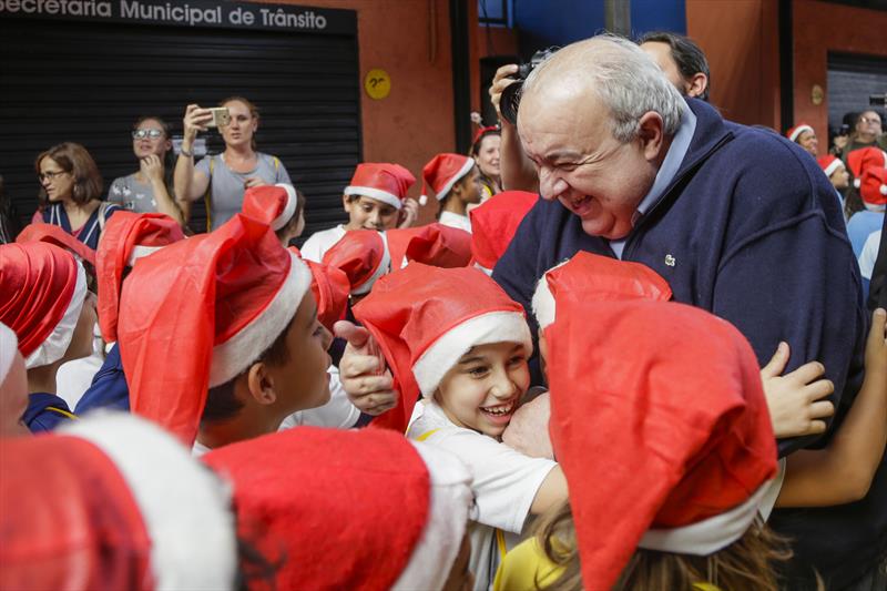 Prefeito Rafael Greca na apresentação do auto O Sentido do Natal, na Rua da Cidadania do Fazendinha. Curitiba, 04/12/2019. Foto: Pedro Ribas/SMCS