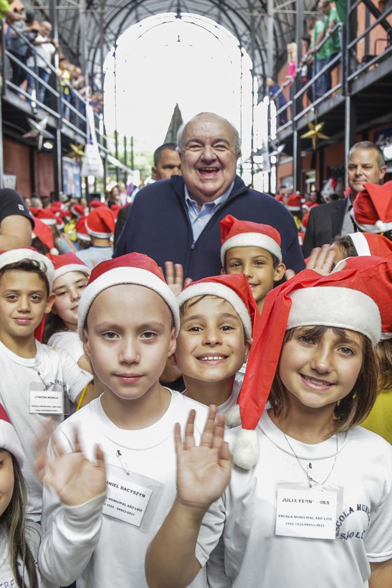 Prefeito Rafael Greca na apresentação do auto O Sentido do Natal, na Rua da Cidadania do Fazendinha. Curitiba, 04/12/2019. Foto: Pedro Ribas/SMCS