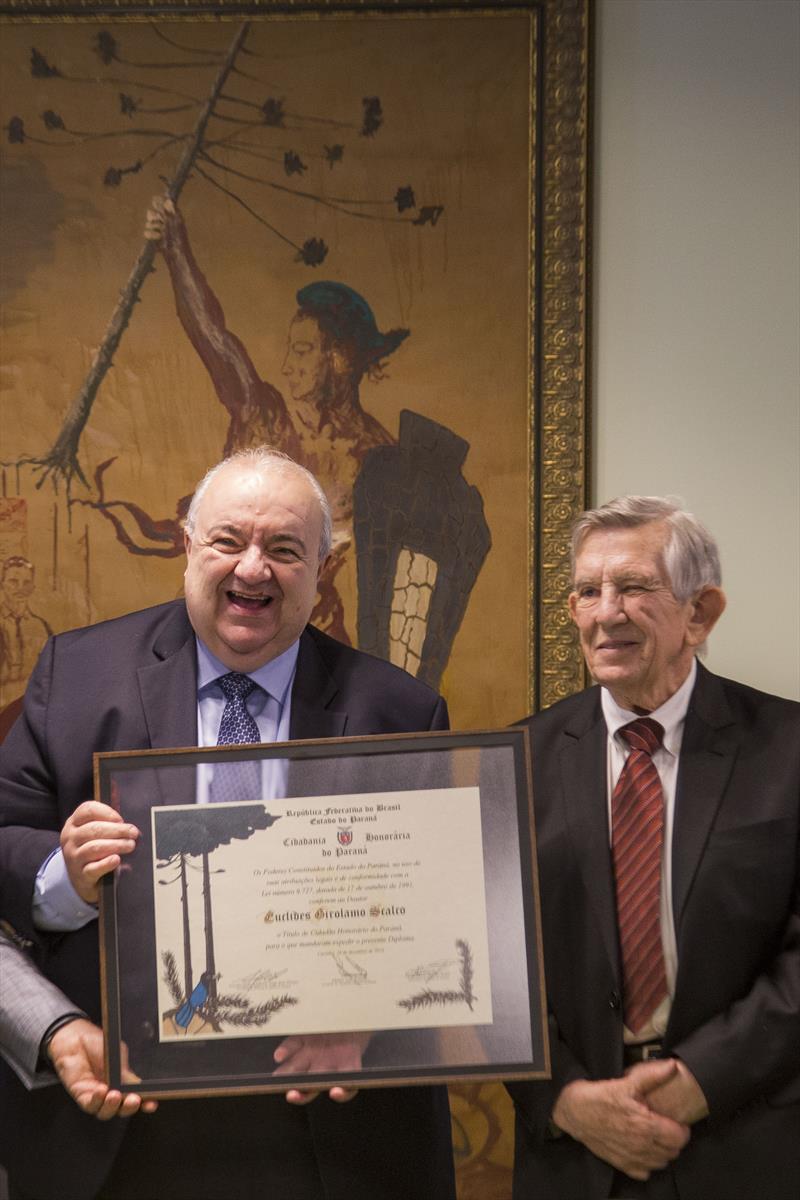 Prefeito Rafael Greca entrega título de Cidadão Honorário do Paraná, ao dr. Euclides Scalco. Curitiba, 16/12/2019. Foto: Pedro Ribas/SMCS
