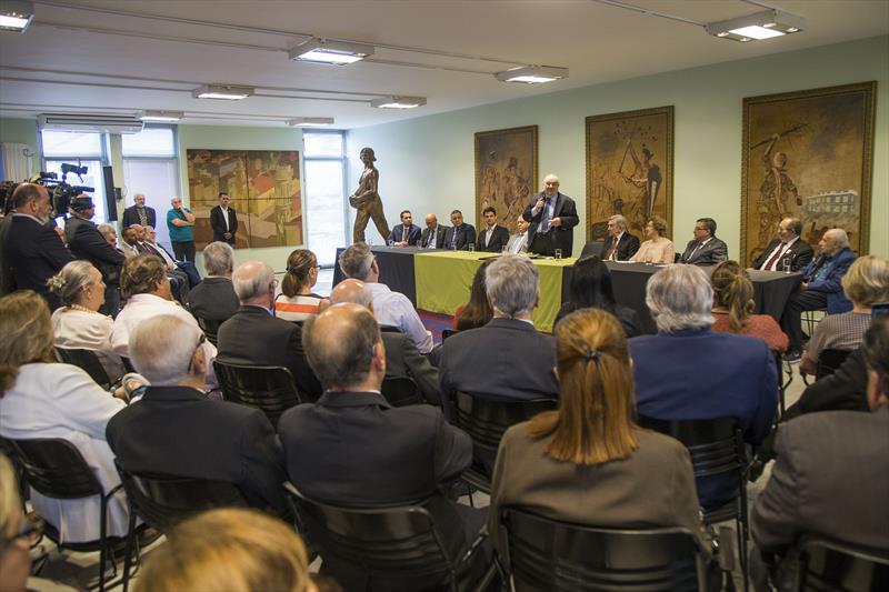 Prefeito Rafael Greca entrega título de Cidadão Honorário do Paraná, ao dr. Euclides Scalco. Curitiba, 16/12/2019. Foto: Pedro Ribas/SMCS