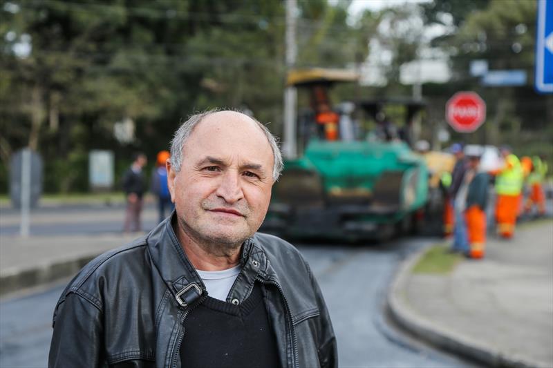 Obras de revitalização do asfalto na Rua Francisco Derosso, Esquina com a Rua Carolina Derosso. Na imagem Antônio Carlos Pereira, morador e proprietário de uma casa de carnes na Rua Francisco Derosso - Xaxim - Curitiba, 18/07/2019 - Foto: Daniel Castellano / SMCS