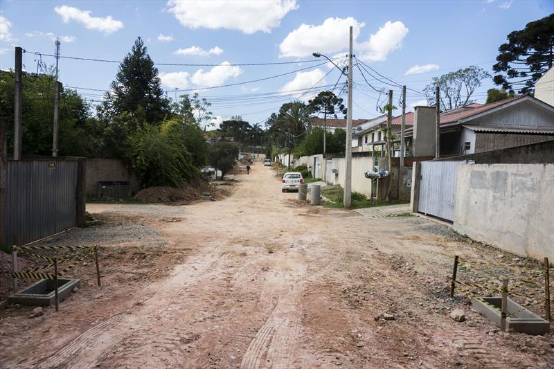 Obras  de pavimentação de saibro na Rua José Boiko, Santo Inácio.
Curitiba, 24/10/2019
Foto: Valdecir Galor/SMCS
