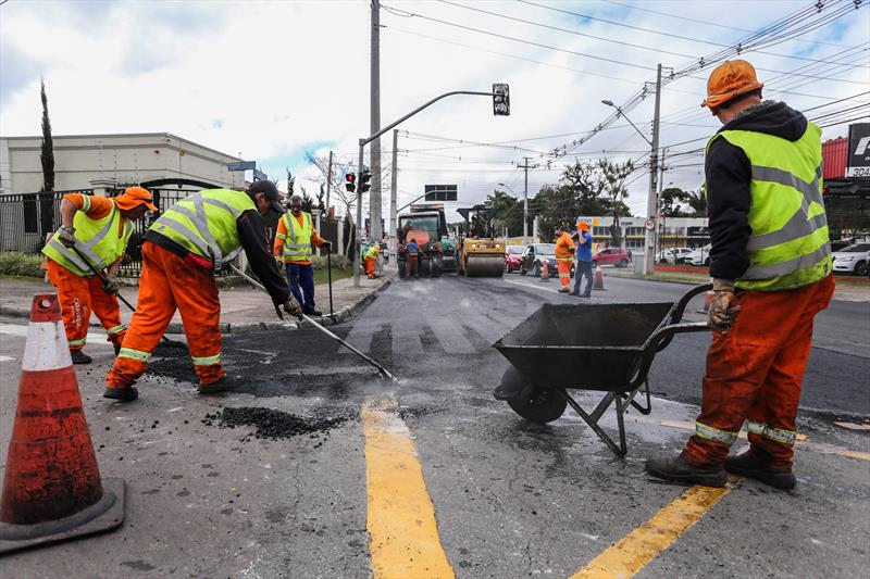 Obras de revitalização do asfalto na Rua Francisco Derosso, Esquina com a Rua Carolina Derosso no Xaxim. 
Foto: Daniel Castellano / SMCS