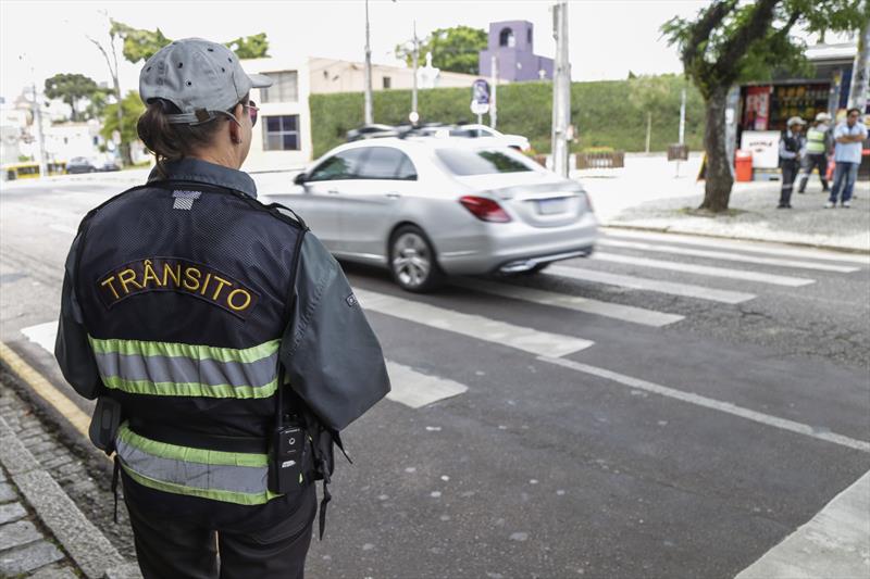 Agentes de trânsito fazem orientação de respeito à faixa de pedestre. Curitiba, 13/11/2019. Foto: Pedro Ribas/SMCS