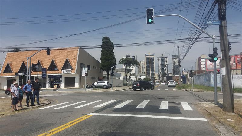 O semáforo no cruzamento das ruas Leopoldo Belzack e Antônio Olívio Rodrigues, no Capão da Imbuia, foi ligado e a vizinhança notou o trânsito mais organizado na região. 
Foto: Divulgação