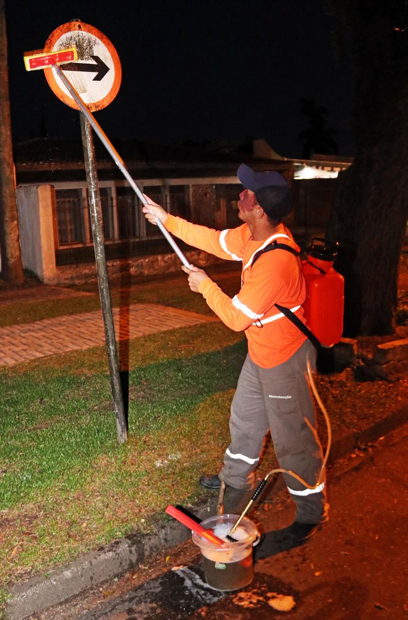 Limpeza de placas de trânsito na rua Getúlio Vargas. Curitiba, 09/01/2019. Foto: Lucilia Guimarães/SMCS