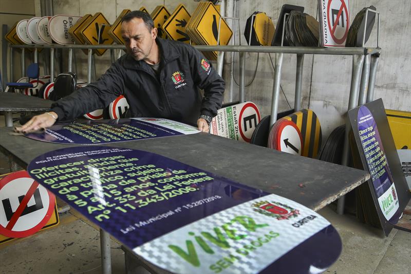 Fábrica de placas da Prefetura.
Curitiba. 26/06/2019.
Foto: Luiz Costa/SMCS