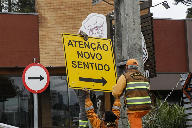 Placas indicando novo sentido na Avenida Nossa Senhora Aparecida, para início das obras da trincheira da Mário Tourinho. Curitiba, 23/09/2019. Foto: Pedro Ribas/SMCS