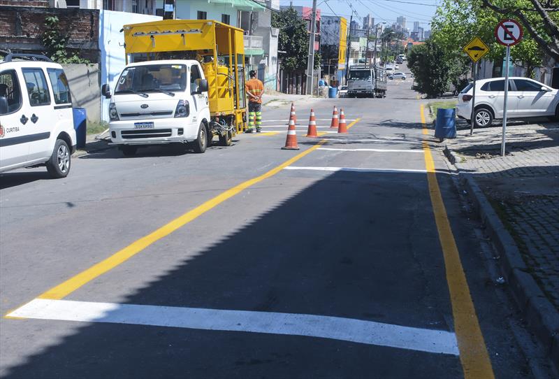 A Rua Manoel Martins de Abreu, que cruza a Vila Torres, recebeu nova sinalização viária e ficou mais segura. Curitiba, 28/10/2019.
Foto: Levy Ferreira/SMCS 