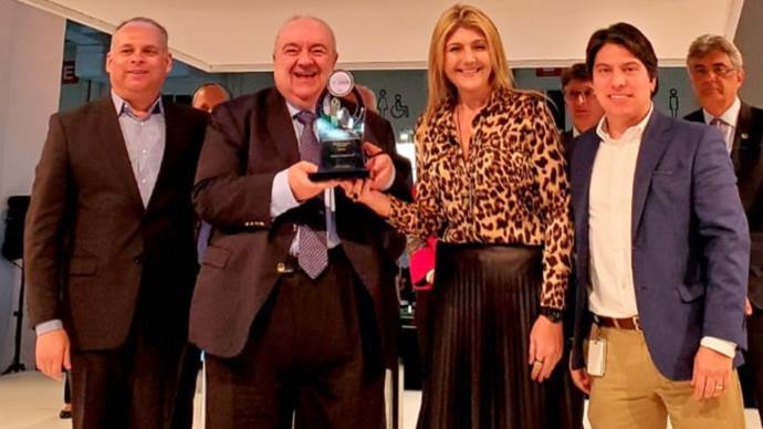 O prefeito Rafael Greca recebeu na noite desta segunda-feira (22/7), em São Paulo, o prêmio InovaCidade 2019.
Foto: Divulgação