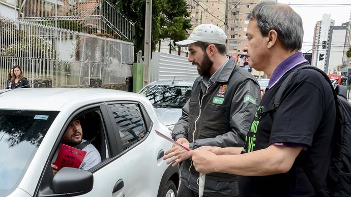Agentes orientam sobre inclusão de pessoas com deficiência visual no trânsito. Curitiba, 13/09/2019.
Foto: Levy Ferreira/SMCS
