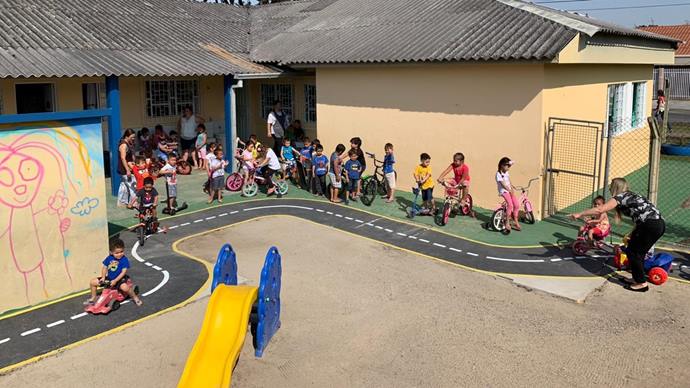 O CMEI Solitude, no Cajuru, criou uma pista de trânsito totalmente sinalizada para as crianças usarem motocas, tricilos, minibicicletas e aprenderem brincando como se comportam motoristas, motociclistas, ciclistas e pedestres.
Foto: Divulgação