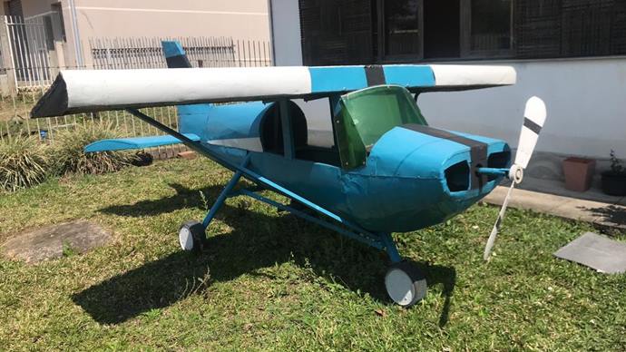 Um protótipo de avião está sendo construído pelo artesão de brinquedos Nélio Ferreira de Souza, que mora em Agudos do Sul.
Foto: Divulgação