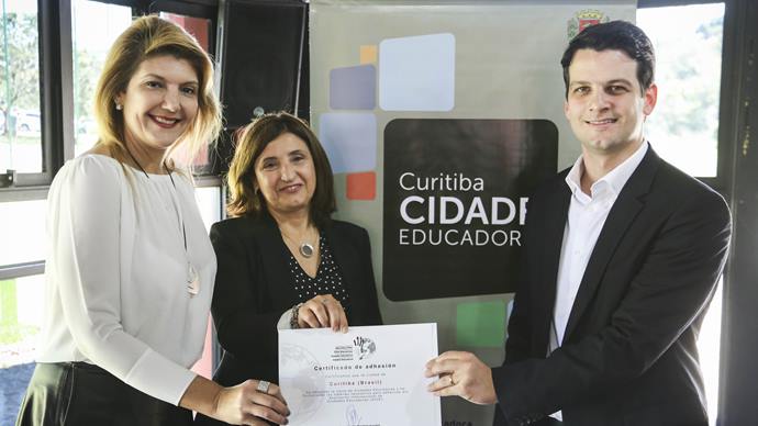 Adesão as cidades Educadoras, no salão de Atos do Barigui.
Na imagem, a secretária da Educação Maria Sílvia Bacila, Laura Alfonso e o vice prefeito Eduardo Pimentel.
Curitiba,09/10/2019
Foto: Luiz costa /SMCS