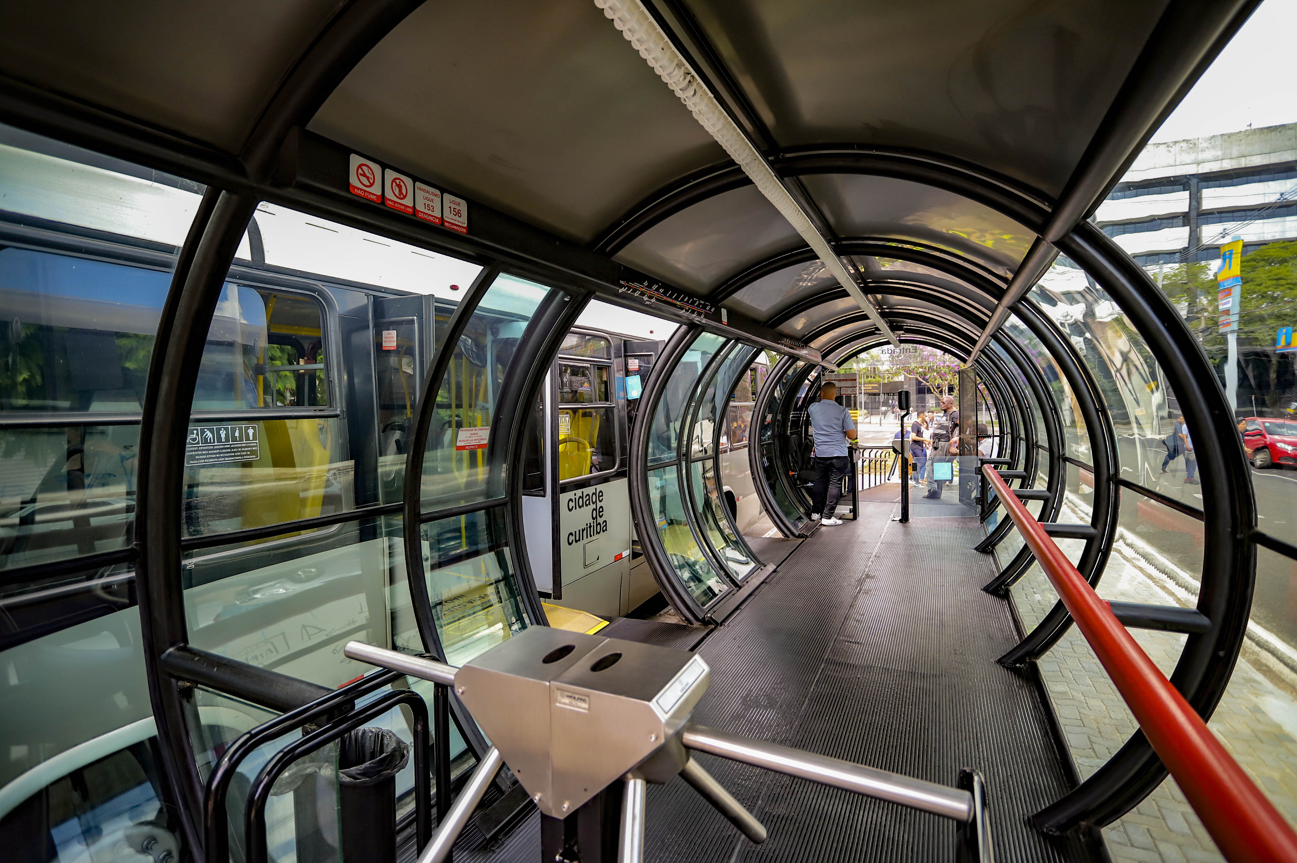 Nova estação-tubo serve linhas por onde circulam 53 mil passageiros ...