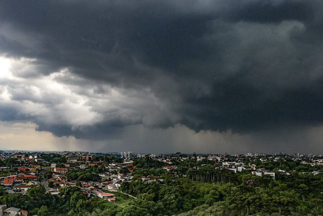 Prefeitura de Curitiba - É sério. Temos chuvisco leve agora, com  possibilidade de chuva, nublado, parcialmente nublado e neblina. Tudo  previsto para o dia de hoje.