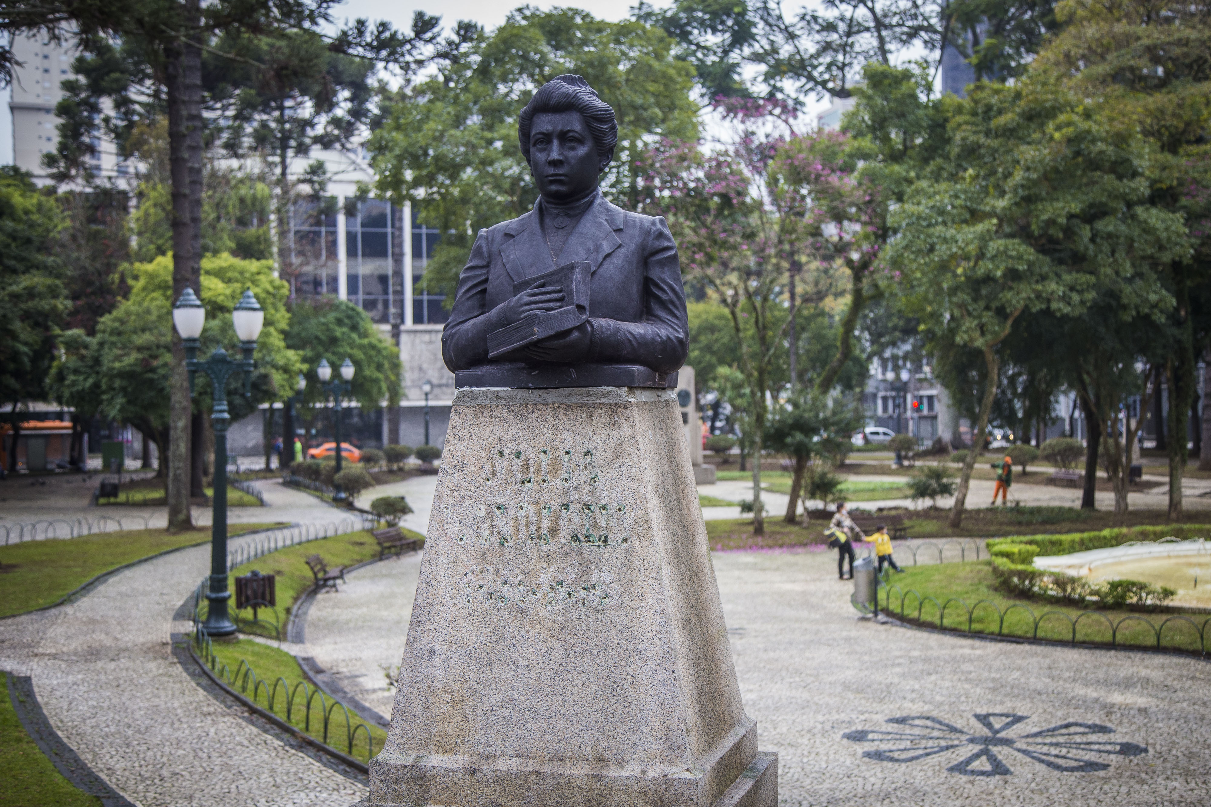 Bustos e Estátuas de Curitiba - Maria Polenta